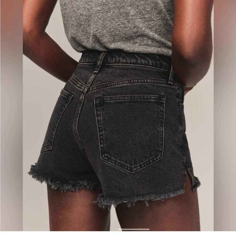 Abercrombie & Fitch The Mom Shorts High Rise Denim Black Frayed Hem-Size 30 (10) - Picture 3 of 12